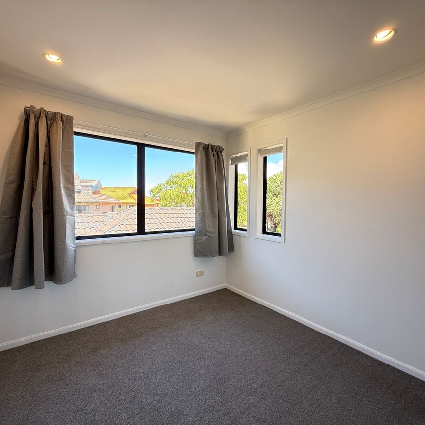 Newly Refurbished 3-Bedroom Duplex Townhouse - Photo 1