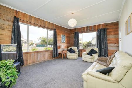 Strathern, 3 bedrooms, $550 pw - Photo 2