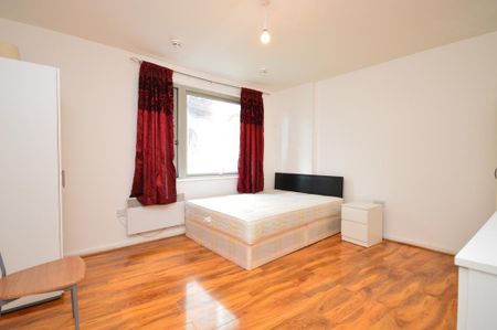 1 bedroom in a flat share to rent - Photo 2