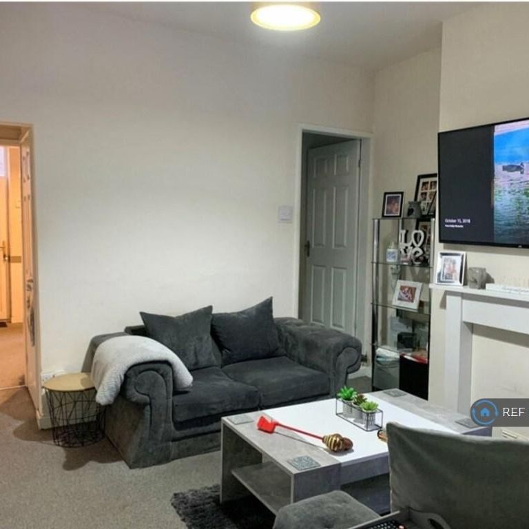 2 bedroom end of terrace house to rent - Photo 1