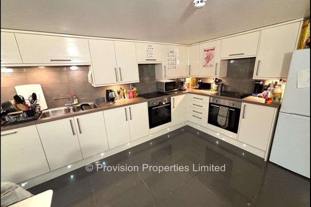 6 Bedrooms 3 Bathrooms - Photo 1