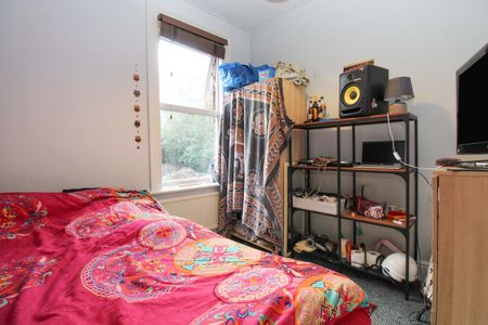 BILLS INCLUDED – Wood Lane, Headingley, Leeds, LS6 - Photo 5