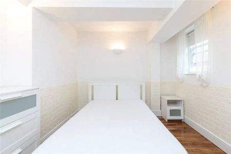 1 bedroom flat in London - Photo 2