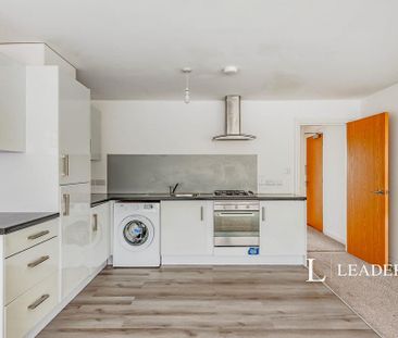 2 bedroom flat to rent - Photo 2