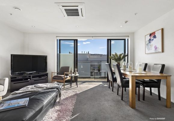 A sunny, 3 bedroom apartment on College St overlooking Wellington's Western hills - Photo 1