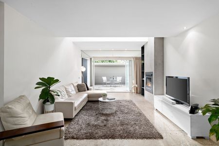 Position perfect with city views! - Photo 5