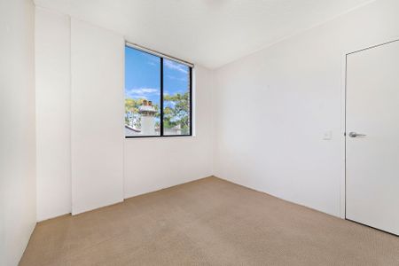 Centrally Located 2 Bedroom Apartment - Photo 3