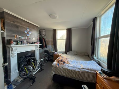 Beautifully renovated four bedroom flat - Photo 2
