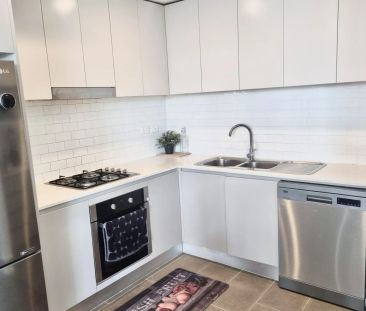 MODERN TWO BEDROOM APARTMENT! - Photo 2