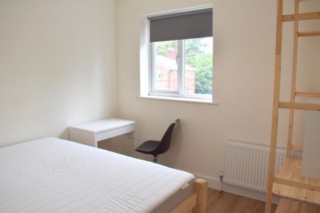 4 bedroom semi-detached house to rent - Photo 5