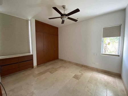 Amplia y preciosa casa en privada, con 3 recámaras, cuarto de servicio y alberca. - Photo 4