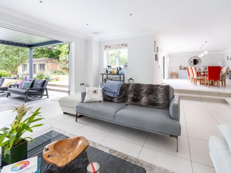 6 bedroom detached house to rent - Photo 5