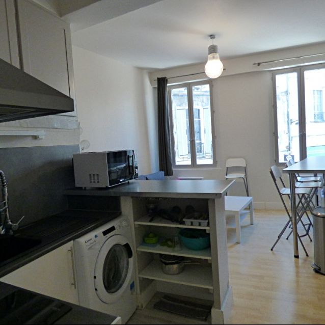 AVIGNON INTRA MUROS: Coeur du Centre Historique en rue piétonne charmant T2 tout équipé - Photo 1