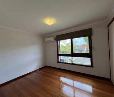 $640/w Renovated Family Home Great Location Close To Everything - Photo 2