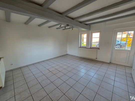 YERVILLE centre, maison mitoyenne d'~60m² avec jardin comprenant deux chambres, un garage. - Photo 1