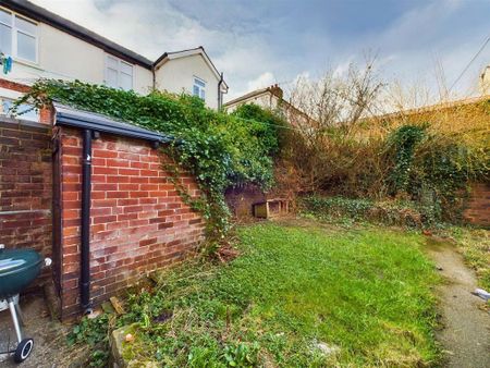 3 bedroom end of terrace house to rent - Photo 2