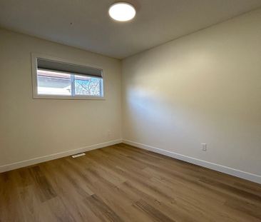 3 Bedroom Upper Unit in Mayfair - Photo 3