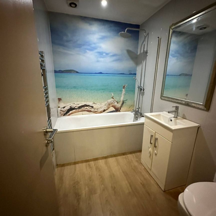 Two bedroom apartment ideal for working families- 1900 pcm inclusive bills - Photo 1