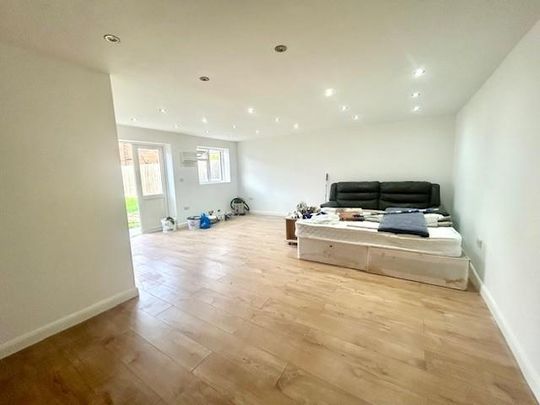 4 bedroom terraced house to rent - Photo 1