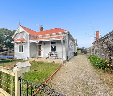 RENOVATED FAMILY HOME WITH PERFECT LOCATION - Photo 2