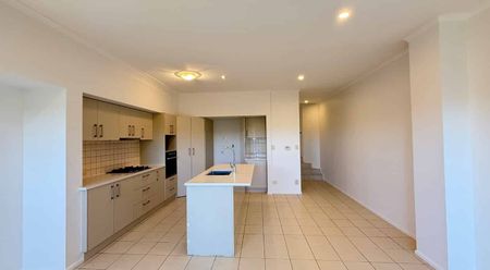 Newly Refurbished 3-Bedroom Duplex Townhouse - Photo 3