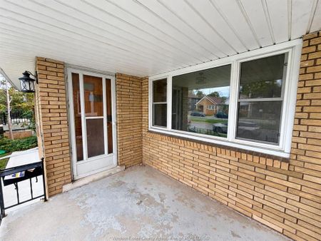 For Lease - 1425 GILES Boulevard, Windsor, Ontario - Photo 3