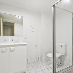 Neat 2 bedroom unit in security block - Photo 2