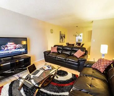 Short term - 2 BD furnished apartment in Killarney- WIFI-LRT-UTILITIES-PARKING | 2909 17 Ave SW, Calgary - Photo 1