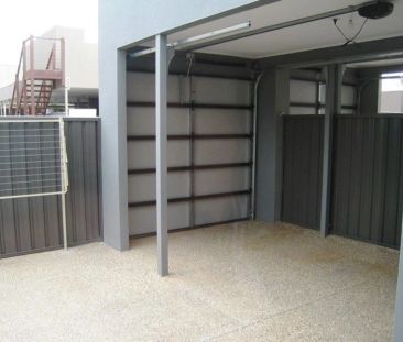 STUNNING TOWNHOUSE IN PRIME LOCATION - EMBRACE THE "CAFE LIFESTYLE" - Photo 4