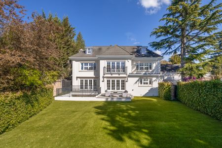 A secluded detached house at the end of a private driveway on Coombe Lane West - Photo 3