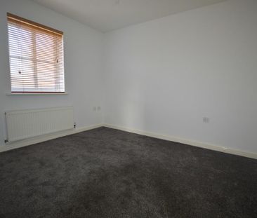3 bedroom end of terrace house to rent - Photo 2
