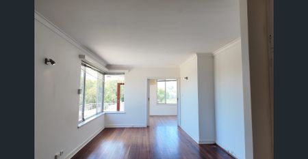 Located in the highly sought-after Old Halls Head, - Photo 2