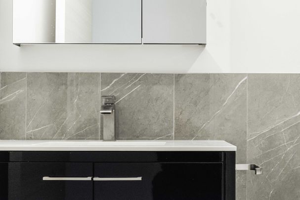 Luxurious high rise apartments located in the Old Port of Montreal - Photo 1