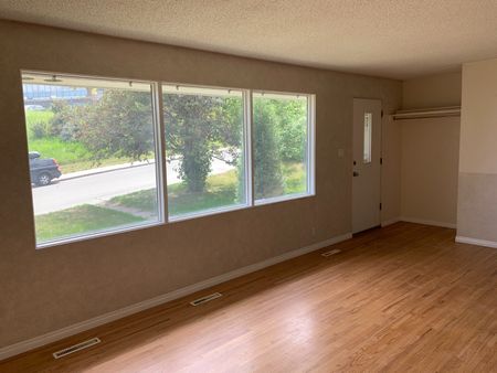 Price Dropped! 2 bdrms up 2 bdrms down well maintained Main Floor home in Winston heights! - Photo 2