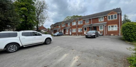 2 bed Flat - To Let - Photo 2