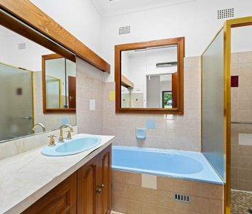 Spacious family home with valley views - Photo 2