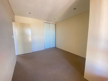 Spacious Modern Apartment in the Heart of Maroubra Junction! - Photo 3