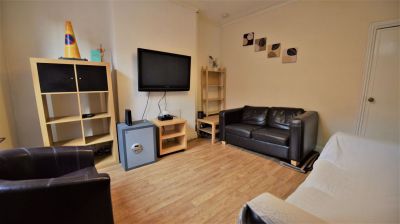 4 bedroom House in Hyde Park, Leeds - Photo 1