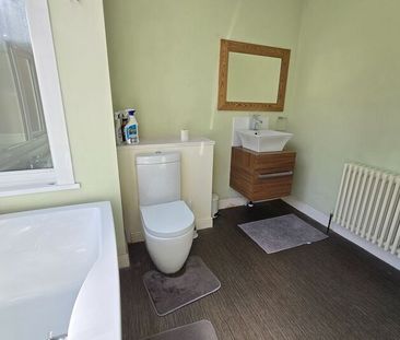 Room 1, Flat 10, 31-33 Blenheim Terrace, Queens Parade, Scarborough - Photo 2