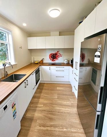 GORGEOUS FULLY FURNISHED PROPERTY - 6 MONTH LEASE - Photo 3