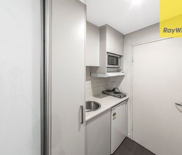 One-Bedroom Apartment - Gas & Electricity Included - Photo 1