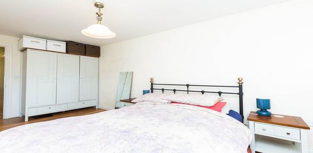 Spacious modern one bedroom flat mins to tube & shops - Photo 1