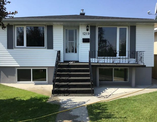 Charming Main Floor Raised Bungalow-Renfrew — 3 Bedrooms Main Floor - Photo 1