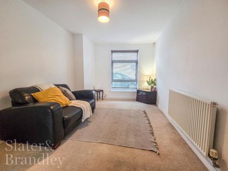 1 bedroom in a house share to rent - Photo 2