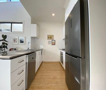 Stylish & contemporary north facing townhouse with an abundance for natural light - Photo 4