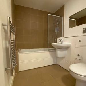 Spacious bedroom with a private bathroom - Photo 3