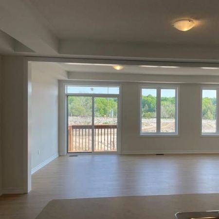 For Lease - 47 Kenneth Rogers Crescent, East Gwillimbury, Ontario - Photo 2