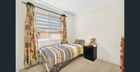 Beautiful Three-Bedroom Home in a quiet neighbourhood - Photo 3