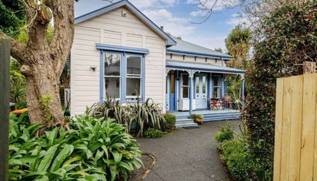 Spacious four bedroom home in a prime location - Photo 5