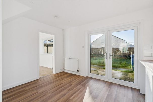 4 bedroom terraced house to rent - Photo 1